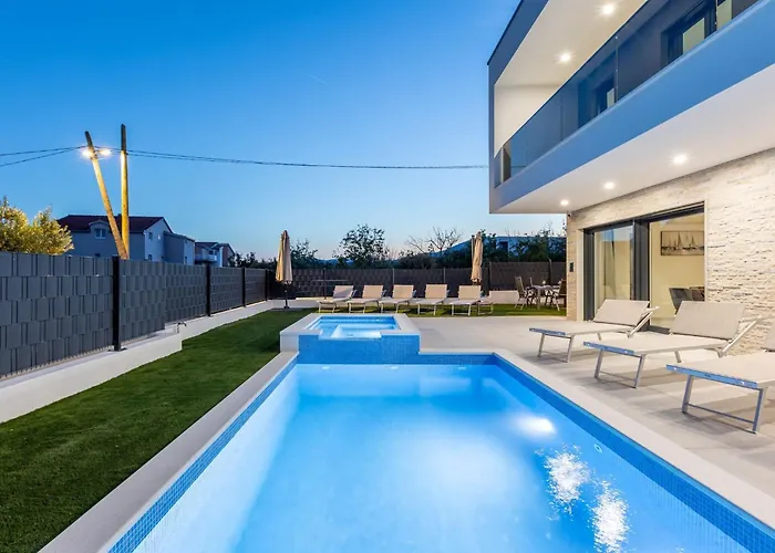 Bonce - Five Bedroom With Private Swimming Pool *