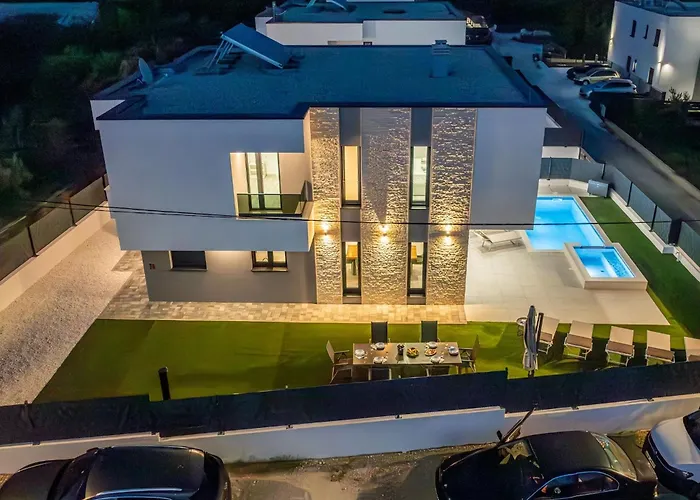 Bonce - Five Bedroom With Private Swimming Pool