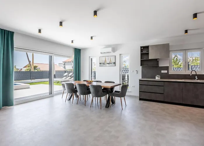 Bonce - Five Bedroom With Private Swimming Pool Vila *