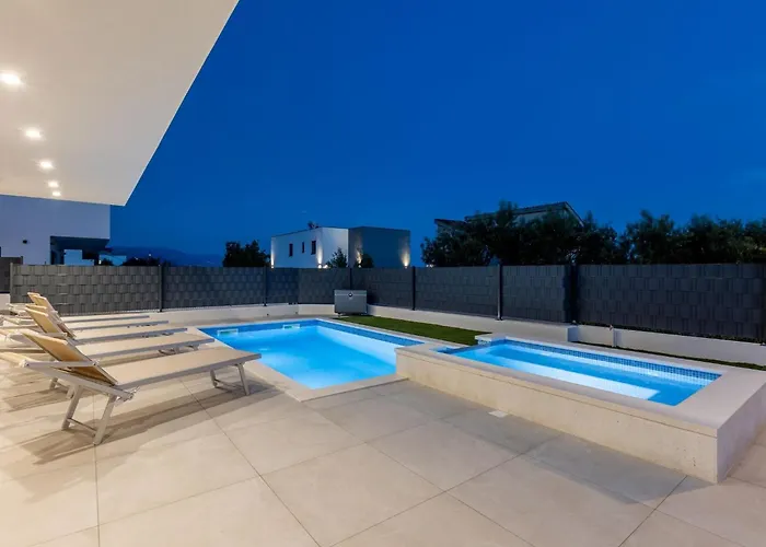 Bonce - Five Bedroom With Private Swimming Pool *