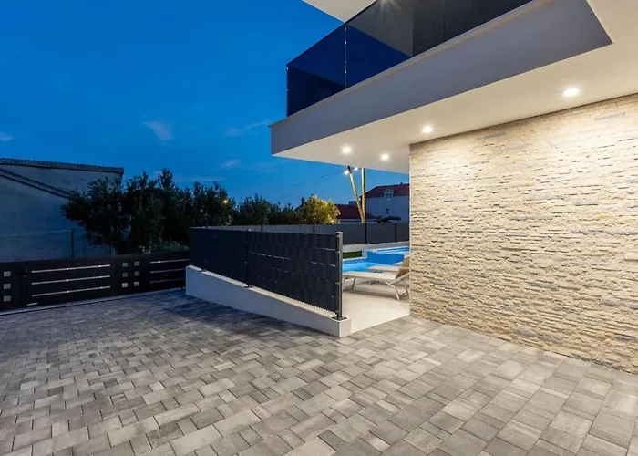 Bonce - Five Bedroom With Private Swimming Pool Vila *