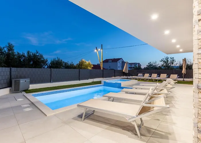 Bonce - Five Bedroom With Private Swimming Pool Vila