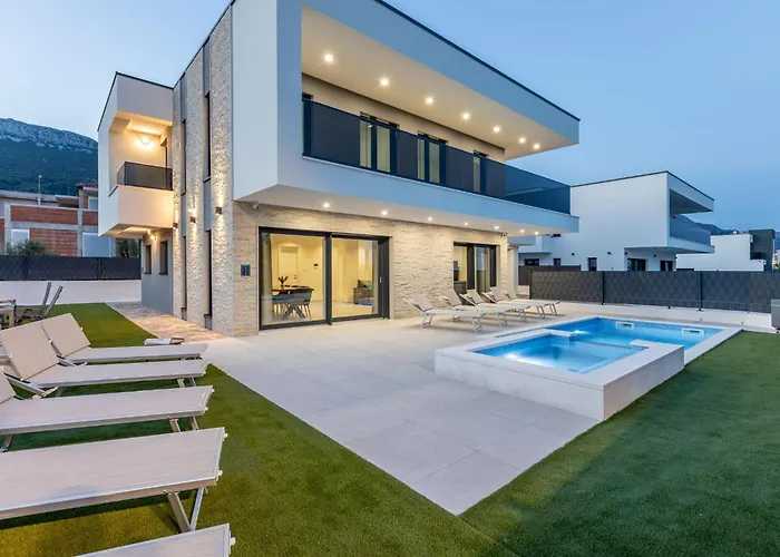 Bonce - Five Bedroom With Private Swimming Pool Vila *