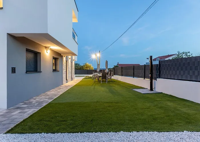 Bonce - Five Bedroom With Private Swimming Pool *