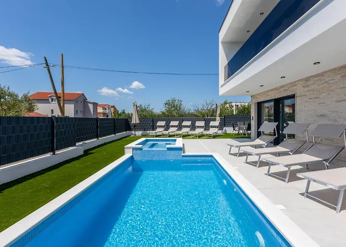 Bonce - Five Bedroom With Private Swimming Pool *