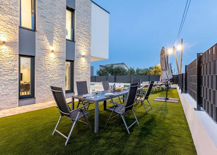 Bonce - Five Bedroom With Private Swimming Pool Vila